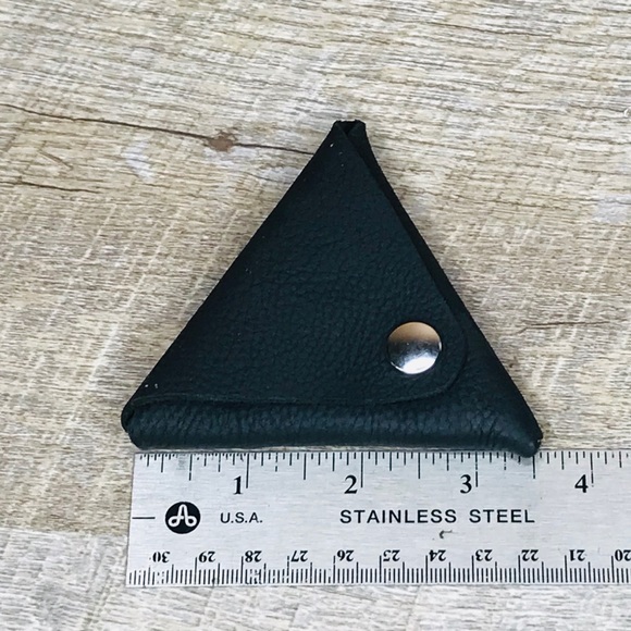 coin pouch triangle pebbled black oil tanned leather-water and scratch resistant - Picture 4 of 5